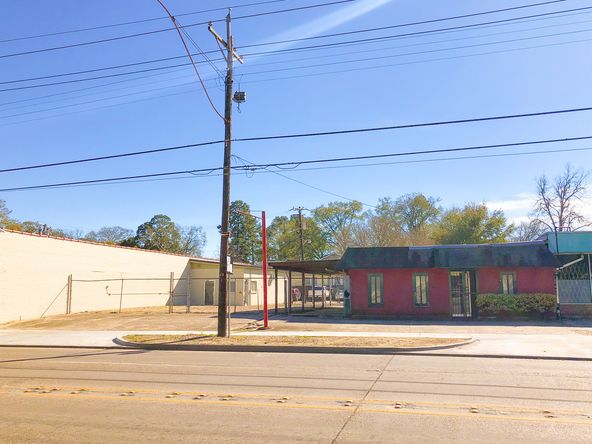 Unique Corner Building on Government Street in Mid City: 2882 Government St, Baton Rouge, LA 70806